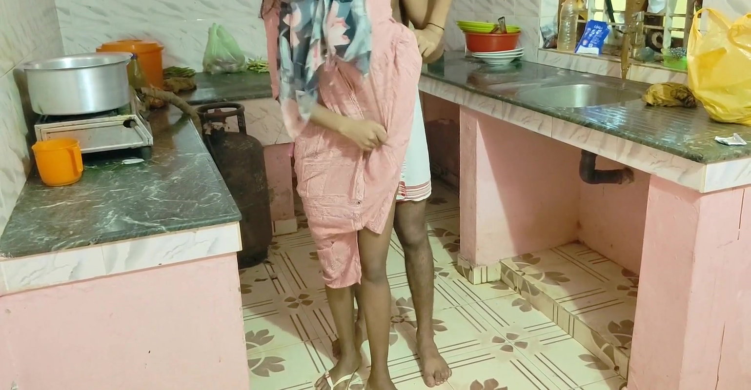Indian Wife cuckold Hubby Ke Samne Boyfriend se Chuda kitchen