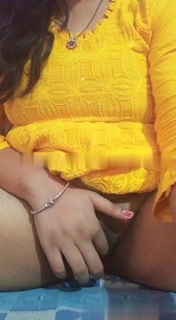 Sexy babe fingering
