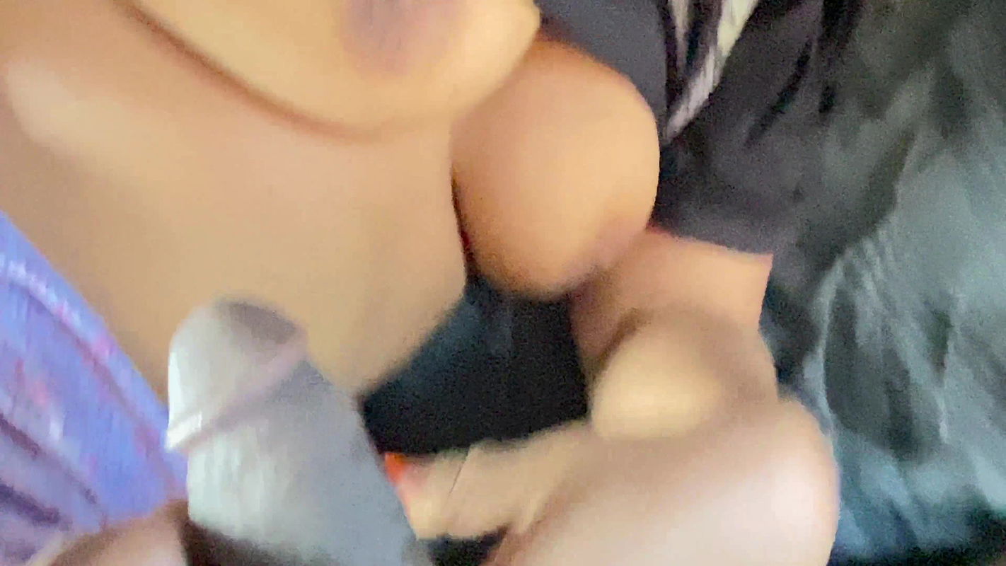 The little stepbrother suddenly comes and fucks the big sister and picks up the pages with the bhoda