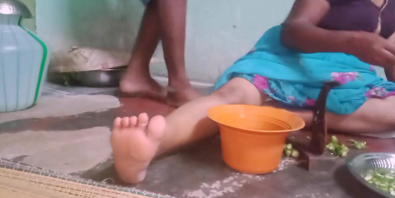 Aunty boobs show vegitable cutting handjob hasband