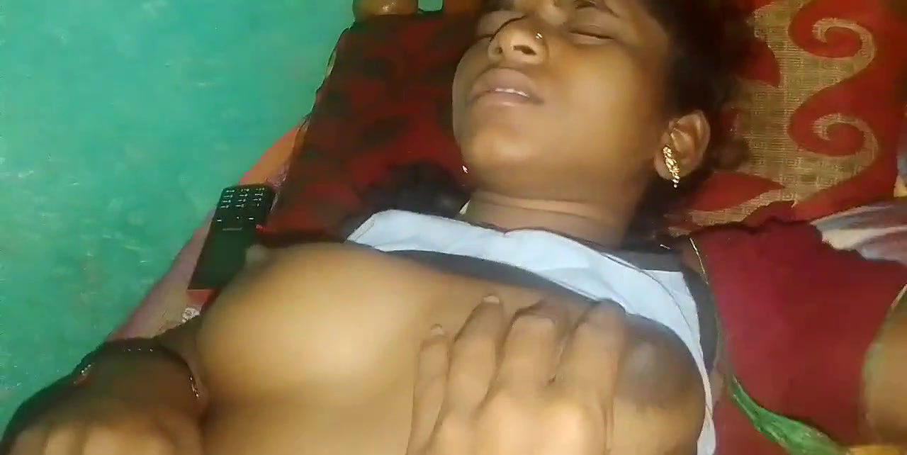 Desi Hot mallu aunty Boobs pressing