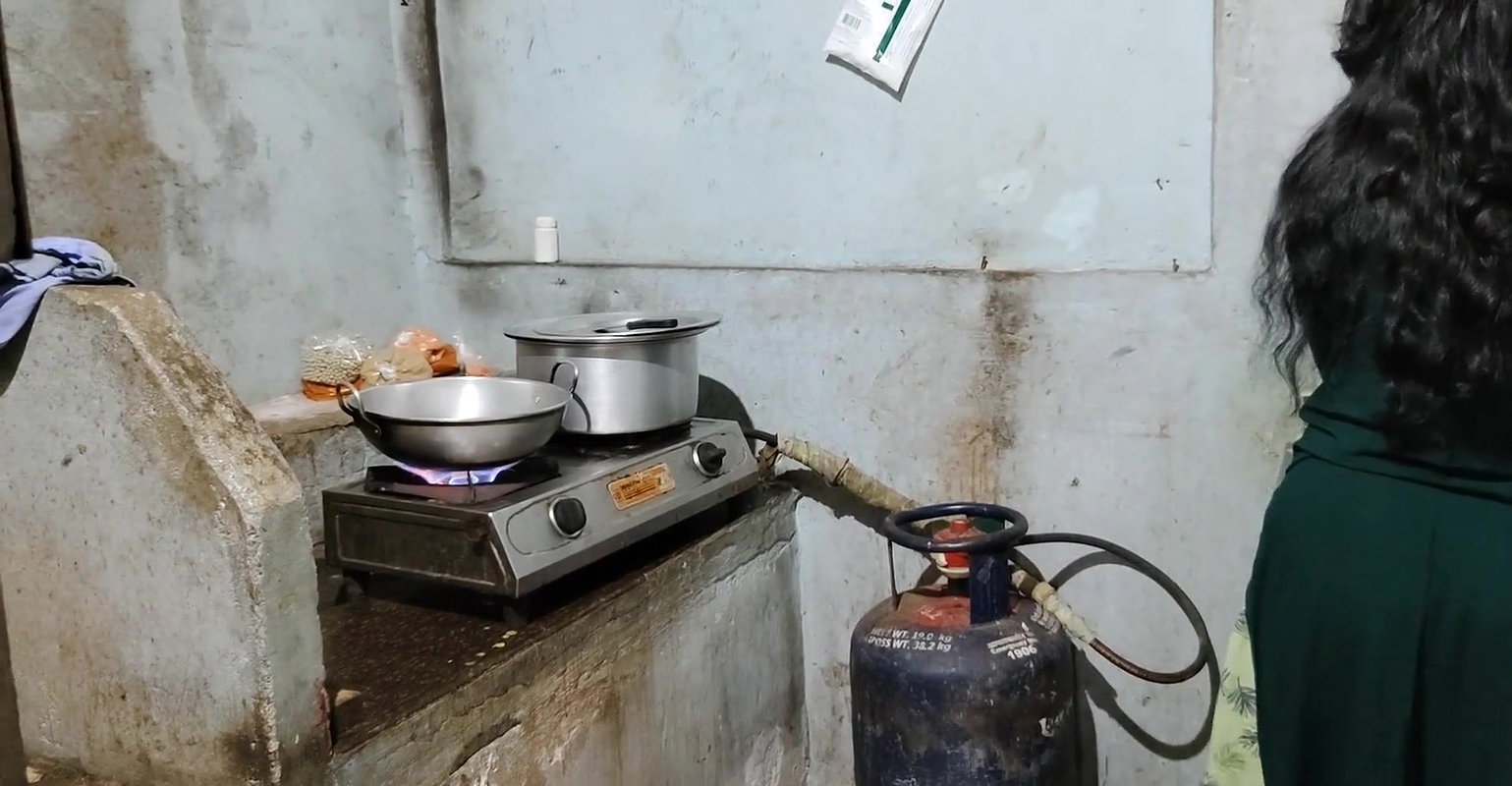 Desi housewife got hard fucked in doggy style with husband