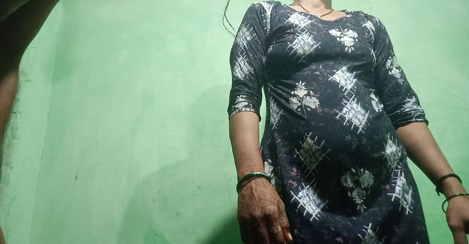 Indian desi village bhabhi ne padosi devar se chhat per gand marwaya