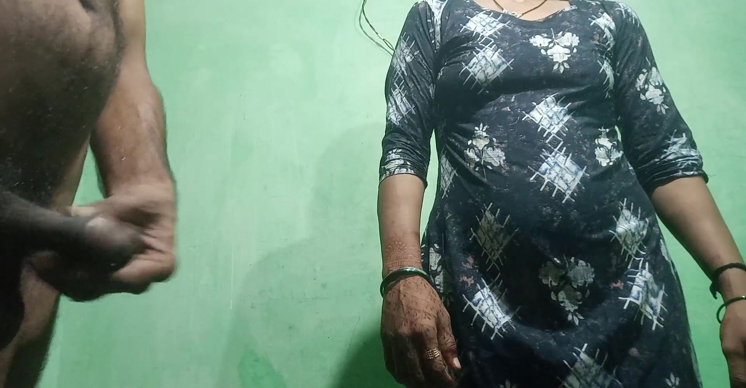 Indian desi village bhabhi ne padosi devar se chhat per gand marwaya