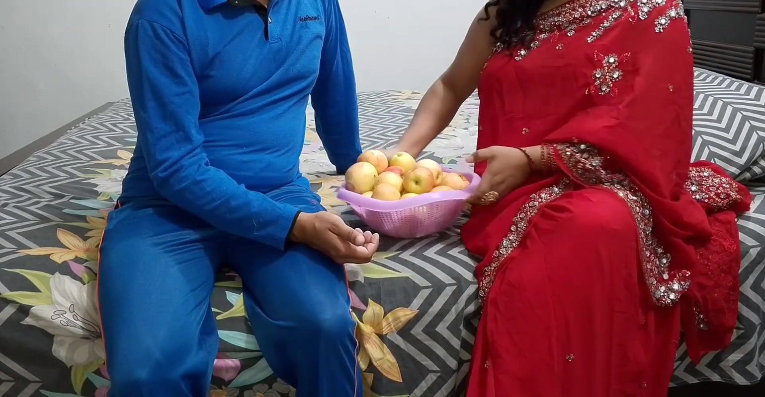 Laal saree pehan kar neighbor aunty na apni friend ka beta sa sex kia