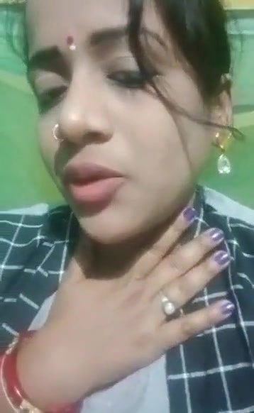 Bhabhi Horny Expression showing Pussy