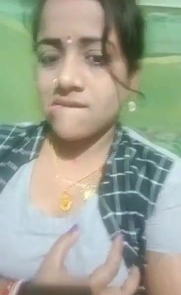 Bhabhi Horny Expression showing Pussy