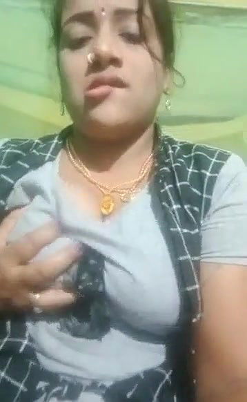 Bhabhi Horny Expression showing Pussy