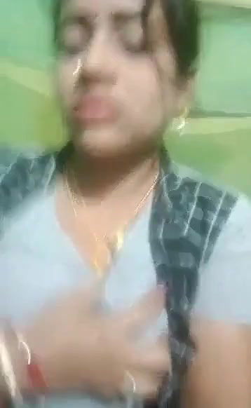 Bhabhi Horny Expression showing Pussy