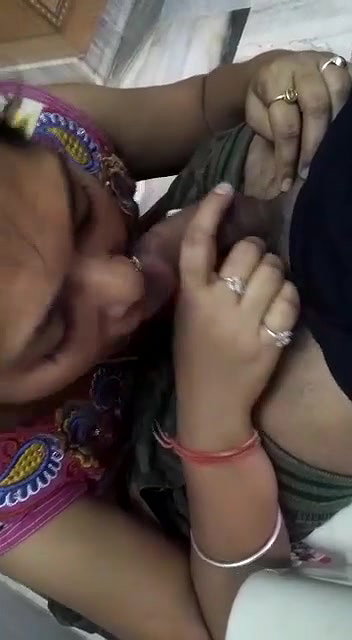 Teen girlfriend gives Nice BJ