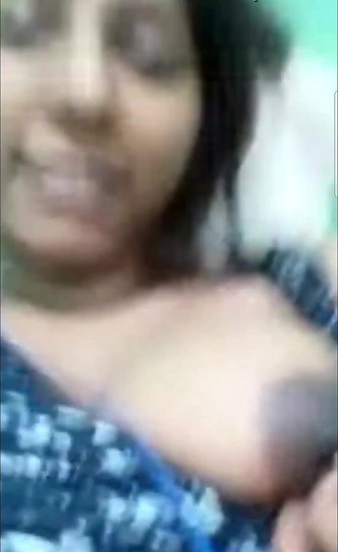 Horny Desi Girl Shows Boobs