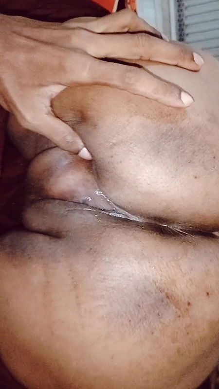 I sucked my wife’s pussy and let out the water