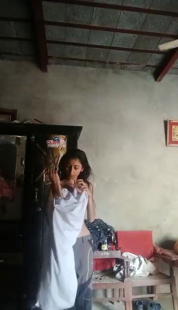 Desi cutie showing tits and pussy full naked