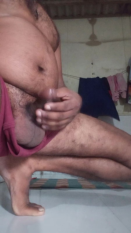 Apne room me jab koi nahi tha tab mane hand sex kiya