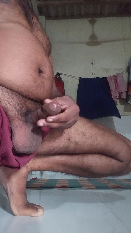 Apne room me jab koi nahi tha tab mane hand sex kiya