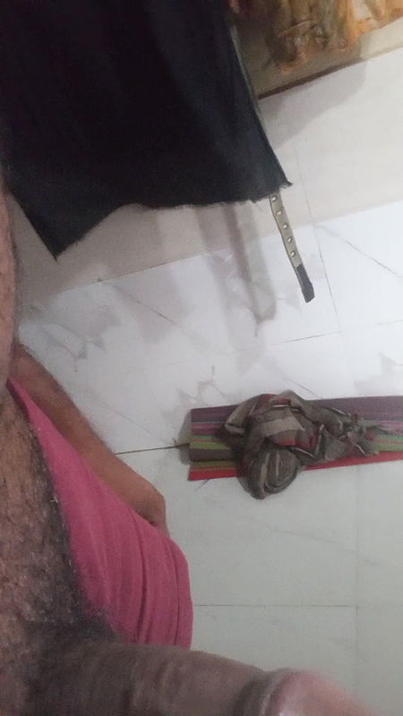 Apne room me jab koi nahi tha tab mane hand sex kiya