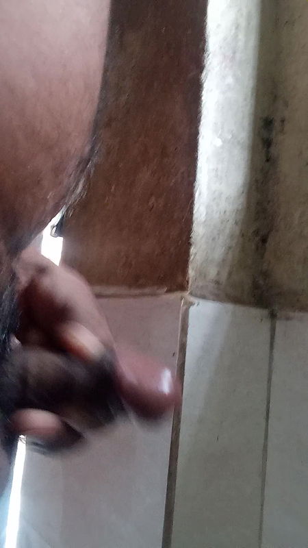 Apne room me jab koi nahi tha tab mane hand sex kiya