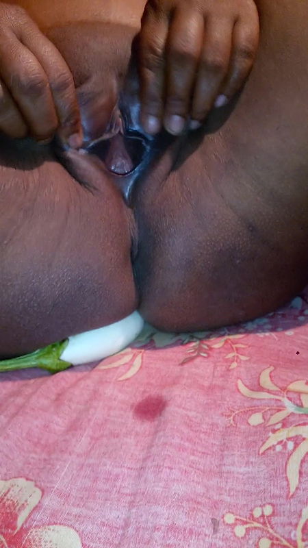 Bangladeshi young girl fuck pussy by fingger