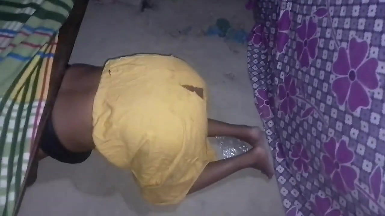 Bhabhi Ghar saaf kar rahi thi fata petticoat me jakar gand Mari