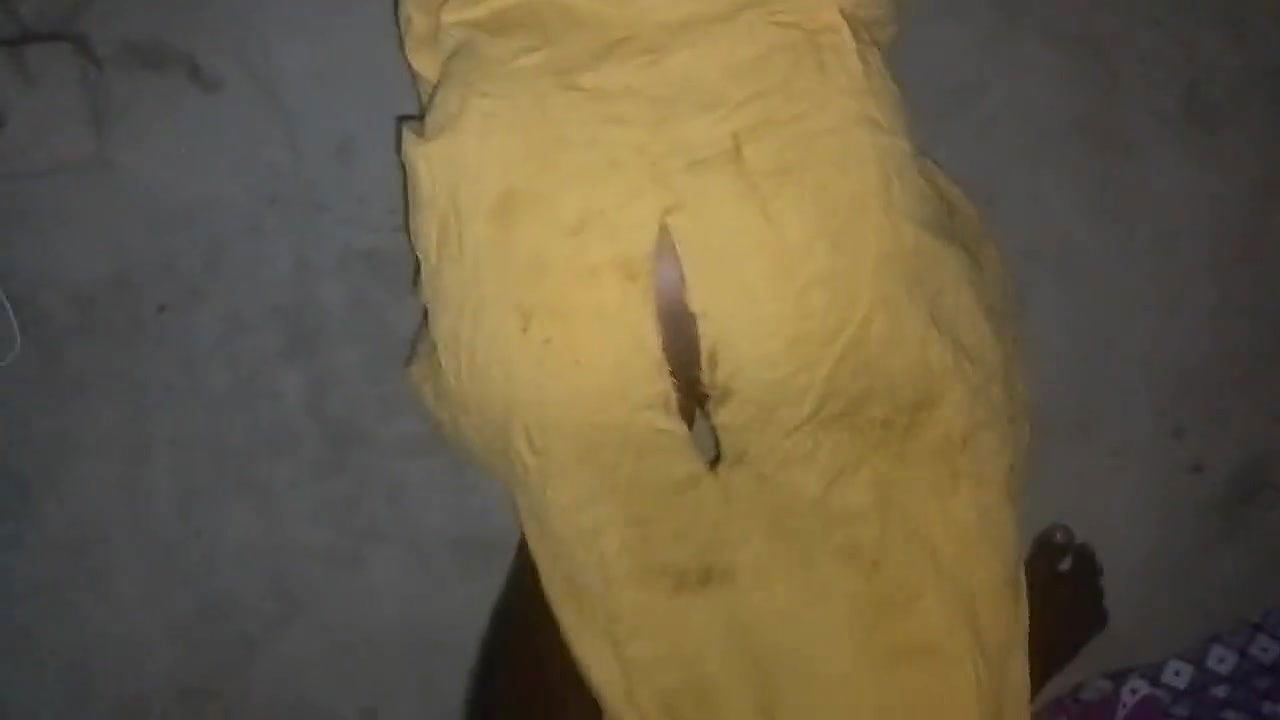 Bhabhi Ghar saaf kar rahi thi fata petticoat me jakar gand Mari