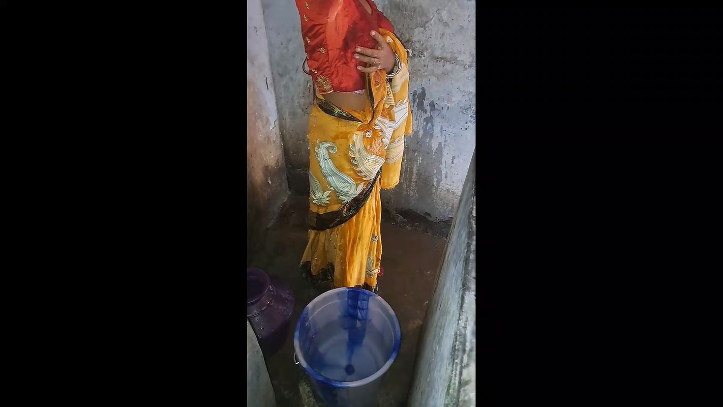 Bhabhi Suhagrat Karke bathroom per Naha kar maja le raha hai Hindi Solo Sex