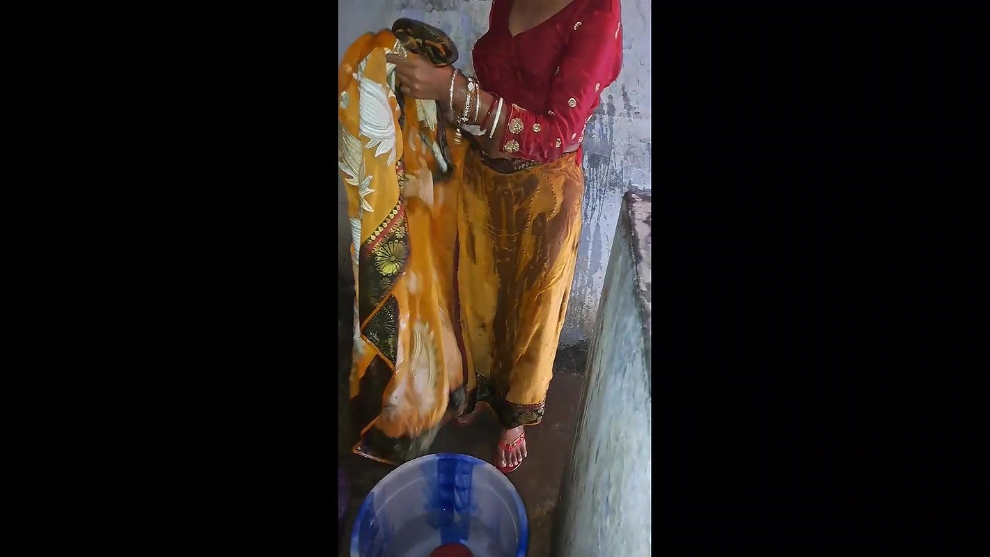 Bhabhi Suhagrat Karke bathroom per Naha kar maja le raha hai Hindi Solo Sex