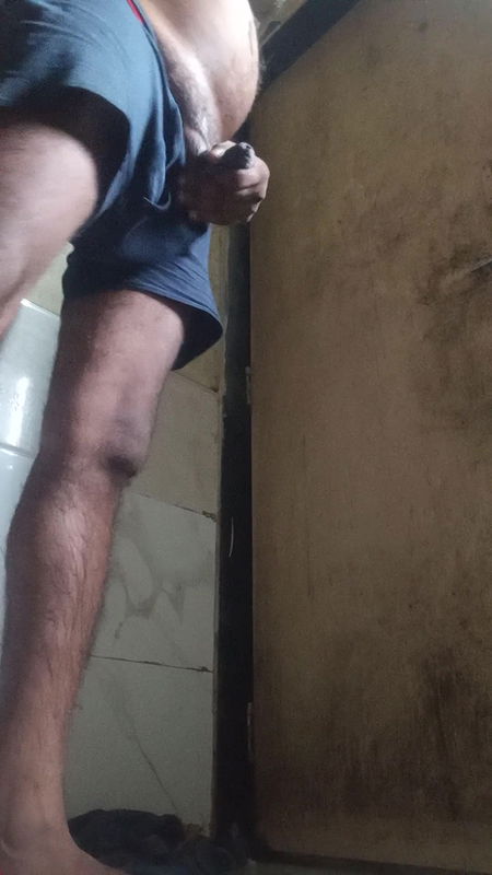 Boy bhabhi ko chodane ke liye lund ko tayar karta hua