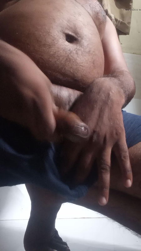 Boy bhabhi ko chodane ke liye lund ko tayar karta hua