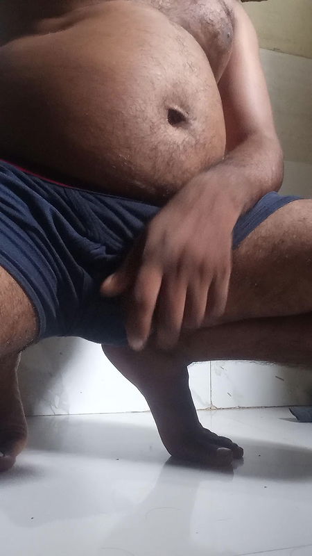 Boy bhabhi ko chodane ke liye lund ko tayar karta hua