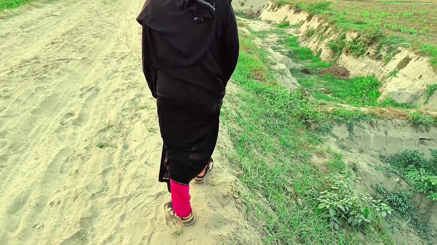 Called a beautiful girl wearing hijab from outside and had fucked