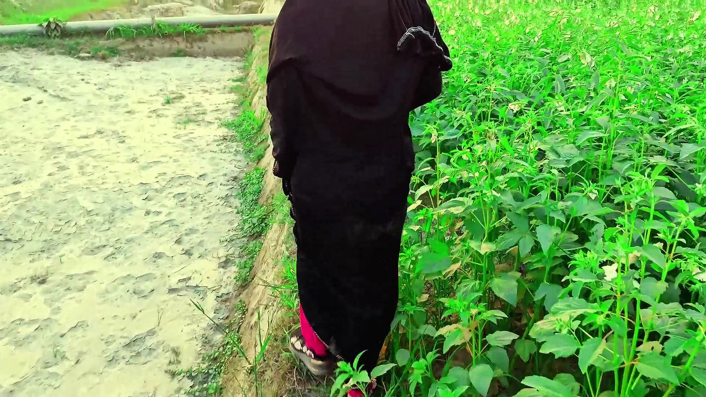 Called a beautiful girl wearing hijab from outside and had fucked