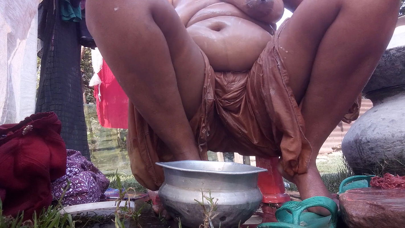 College girls sexy bath