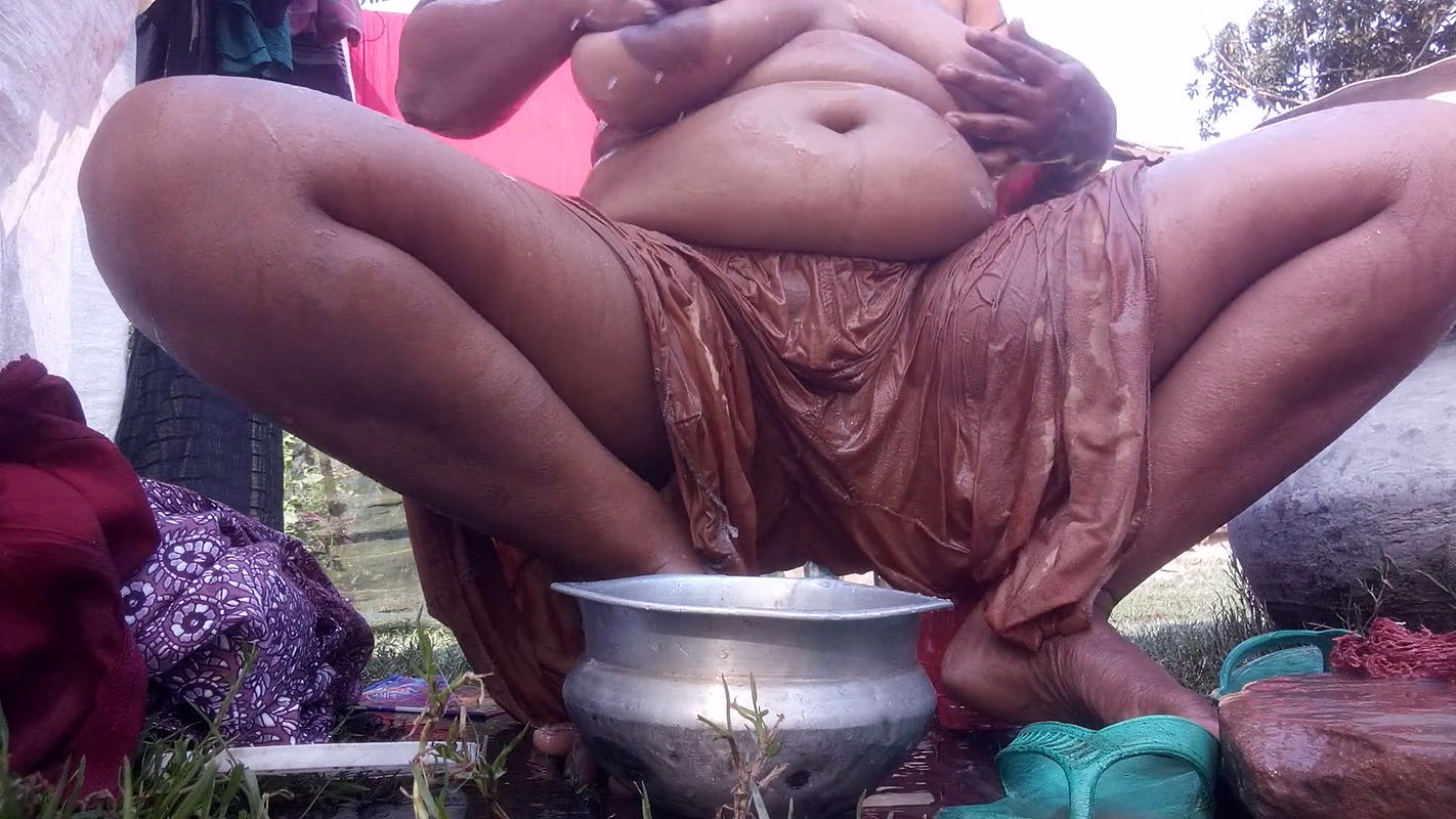 College girls sexy bath