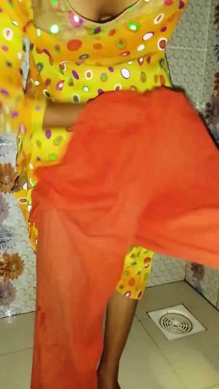 Desi Indian hot girl In Bathroom