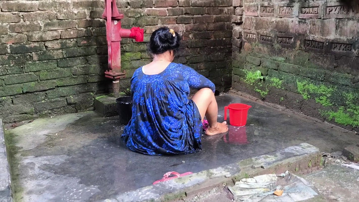 I grabbed my aunty while she was taking bath and started fucking her