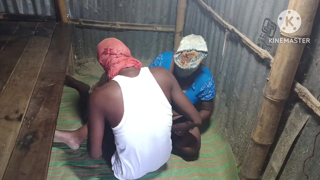 Pados ki bhabhi ki chudai ki niche latka kar