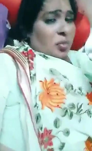 Desi Bhabhi showing BOObs tikt0k