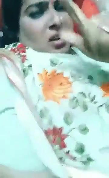 Desi Bhabhi showing BOObs tikt0k