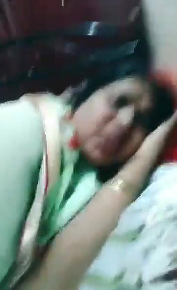 Desi Bhabhi showing BOObs tikt0k