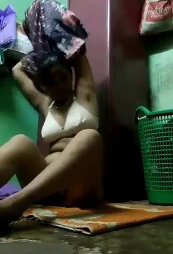 Desi Bhabhi Showing for Lovr