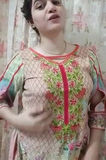 Desi Cutest desi Bhabhbi CUtee huge boobs n shaved cutee puzzy