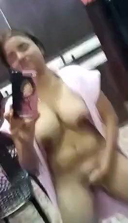 Desi cUTIE bHABHI dOING IT FOR