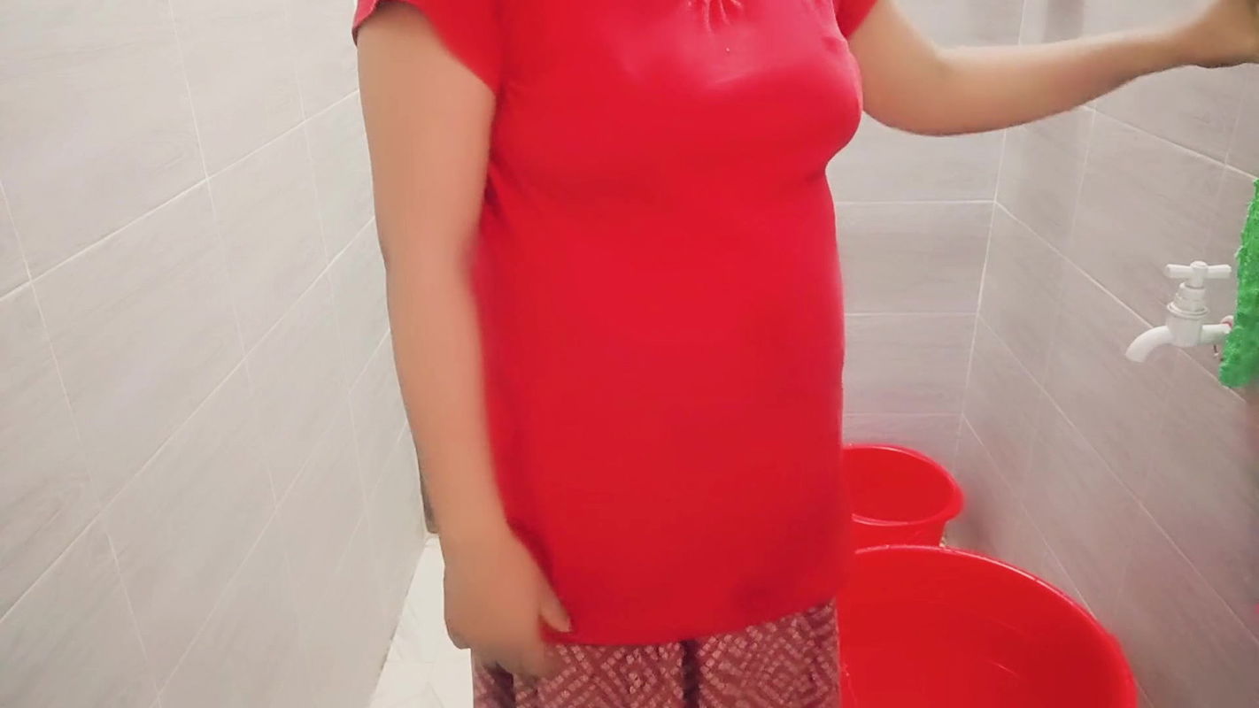 Beautiful housewife shower video.bengali girl bathroom sex