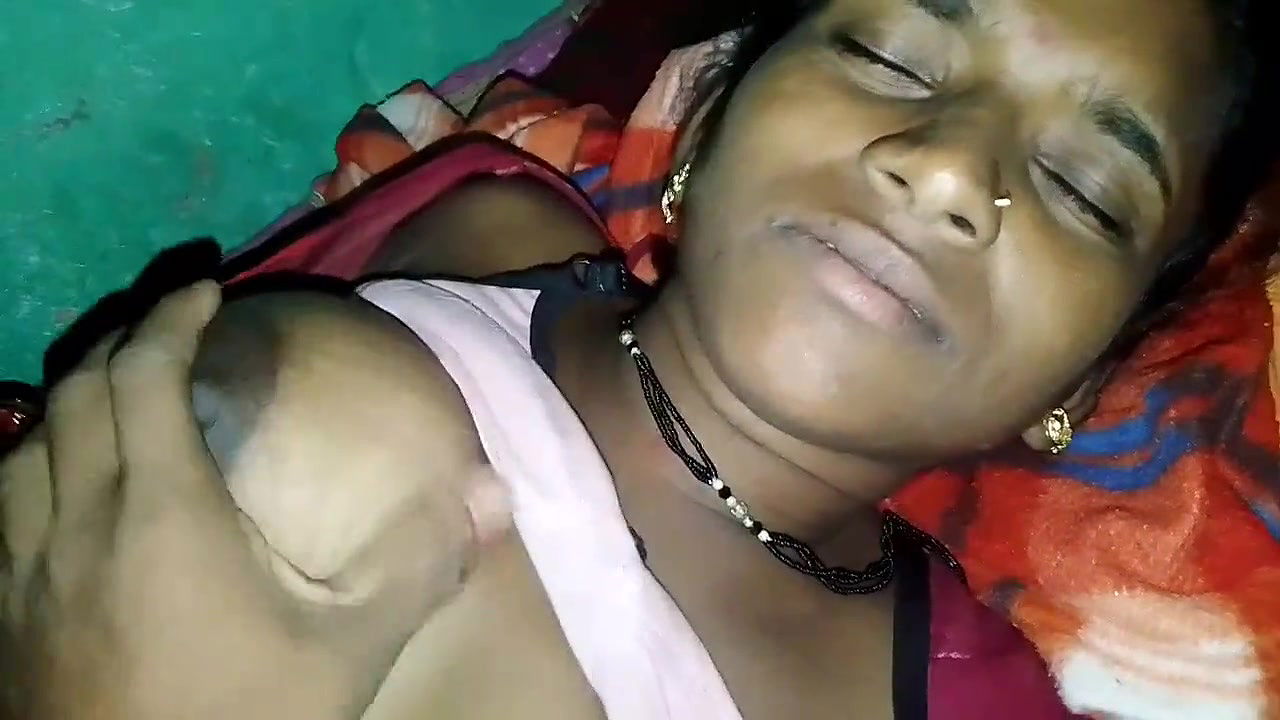 Desi hot bhabhi Boobs pressing in Hotel