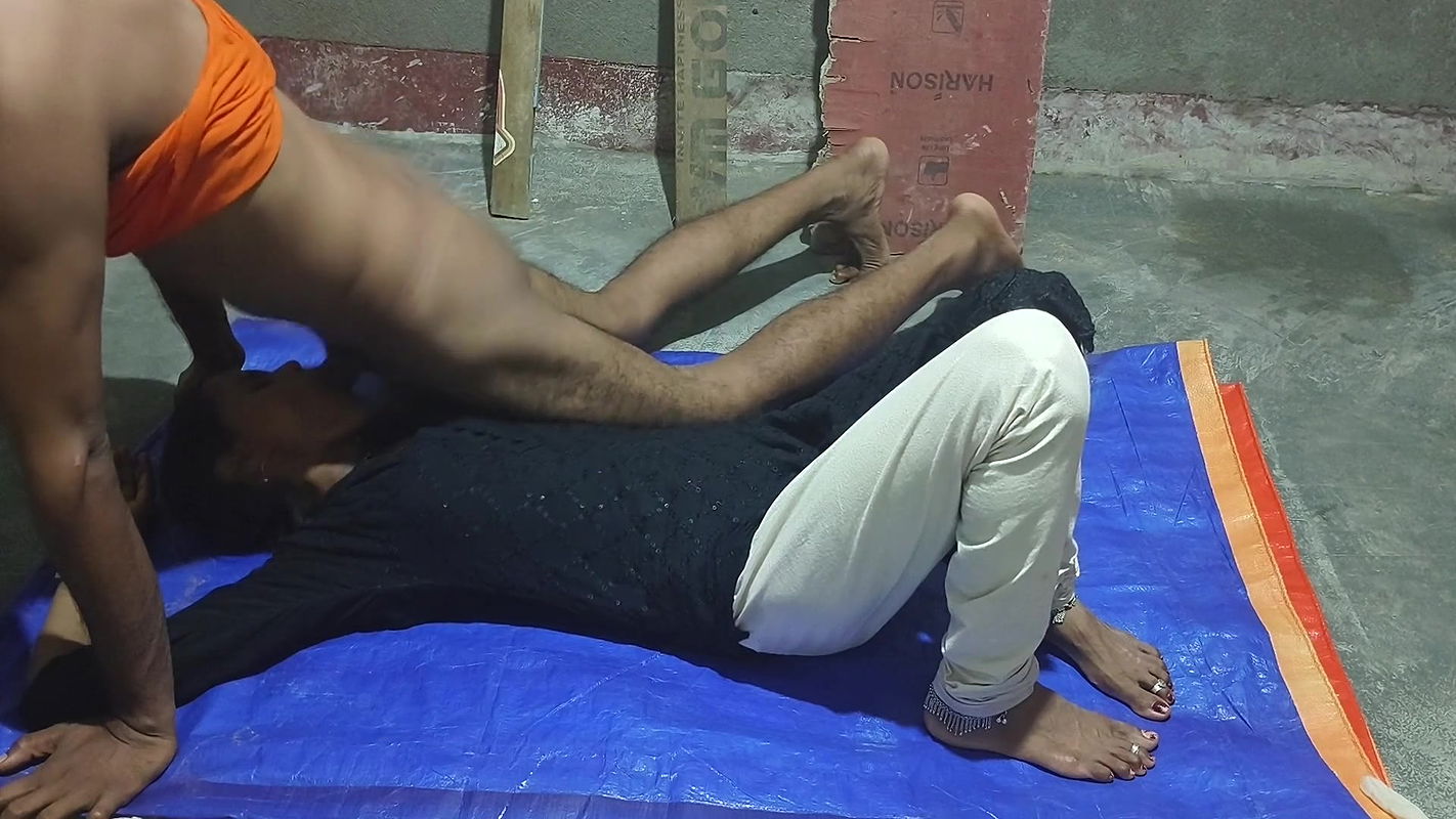 Except for the husband, see how the sister-in-law came to the next room at night and met her lover and erased her lust, everything was captured in the video