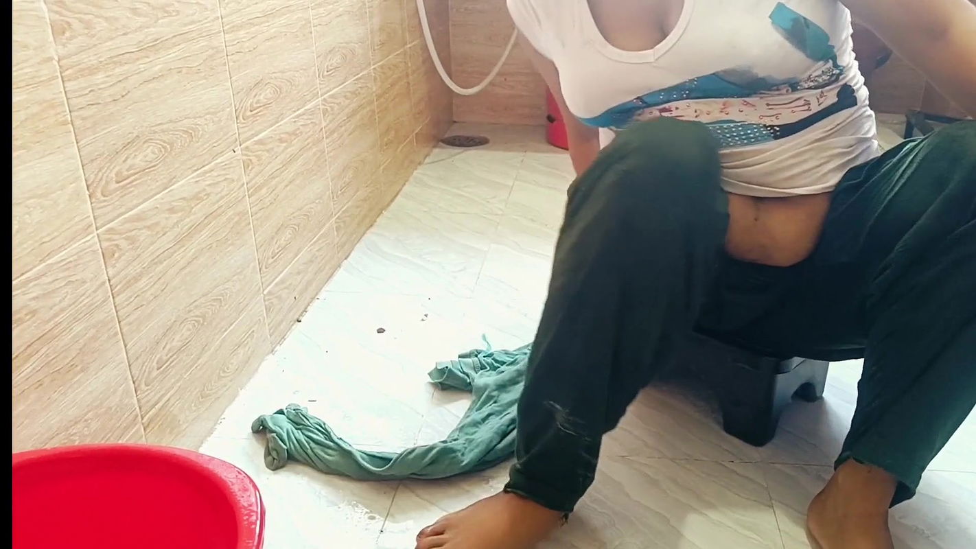 I pressed the maid’s breasts and had sex in the kitchen