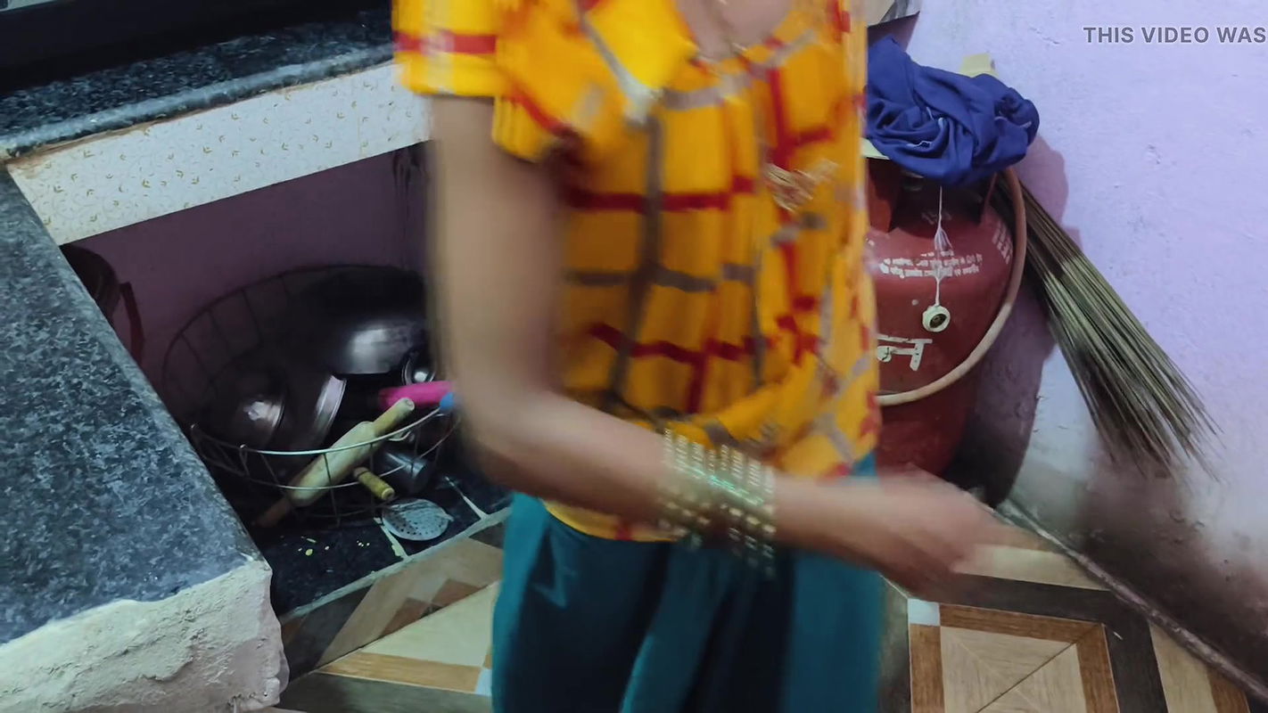 Sunita bhabhi kitchan me chudai karwai our phir kitchan me nahane lagi