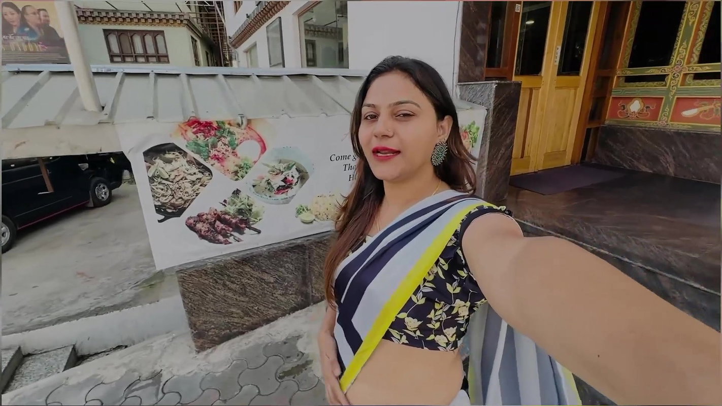 Desi girl open wide navel in white strip saree