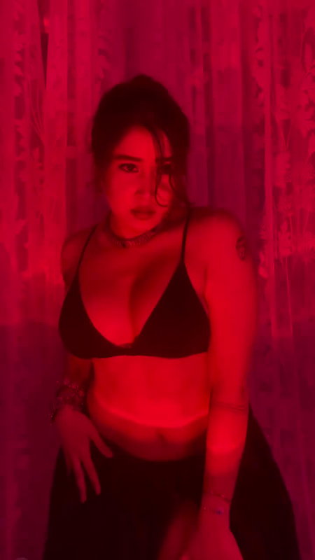 INSTA THOT SEXY BABE SOFIA ANSARI AMPLE CLEAVAGE SHOW