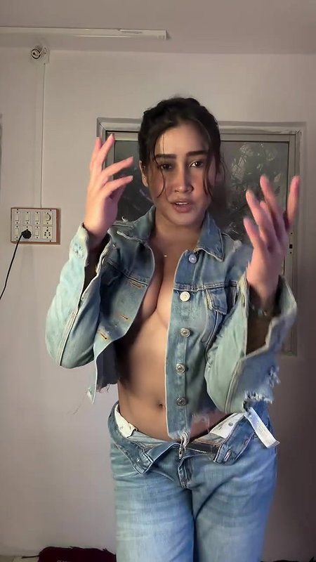 INSTA THOT SEXY BABE SOFIA ANSARI AMPLE CLEAVAGE SHOW